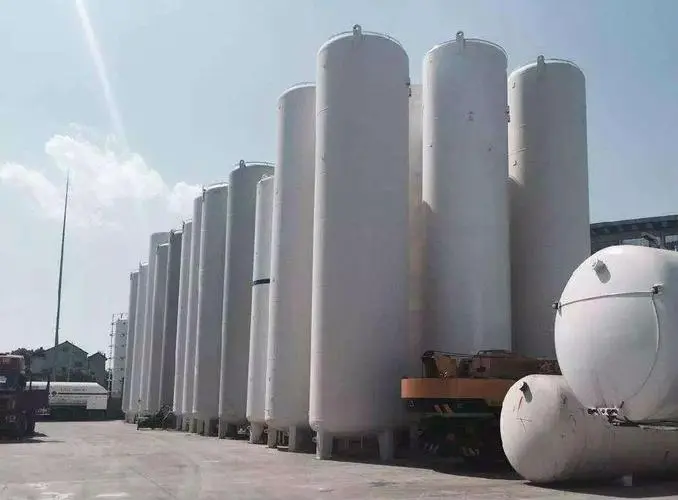 Cryogenic liquid tank