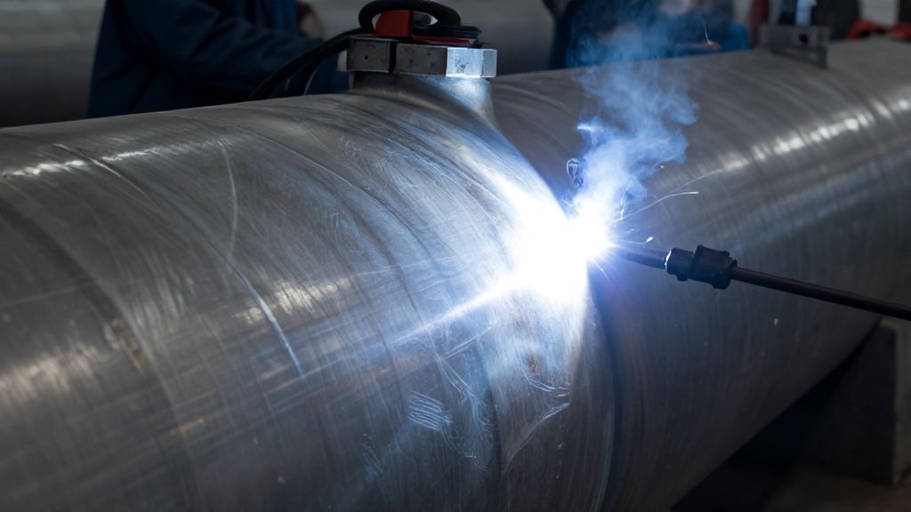 Control of welding cracks in cryogenic liquid storage tanks