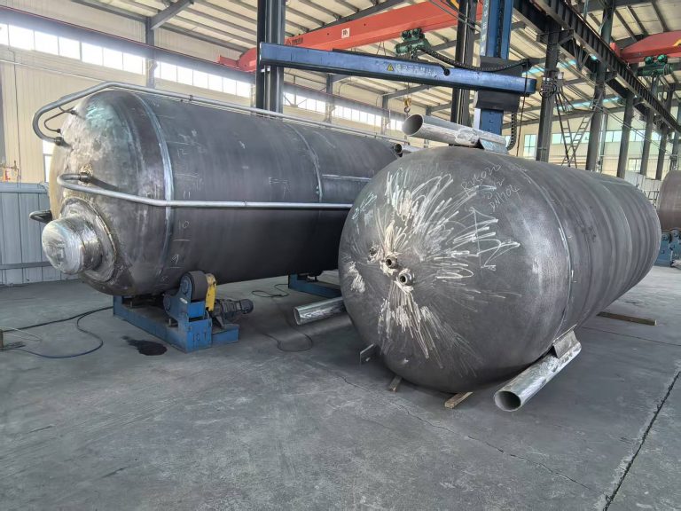 cryogenic storage tank degreasing