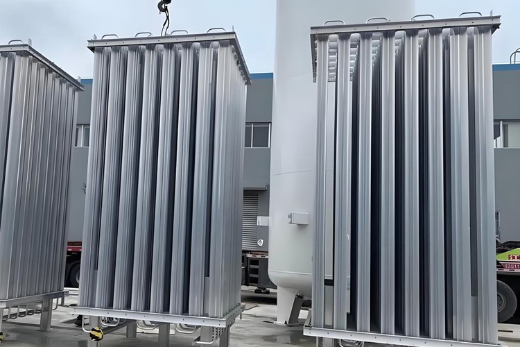 Liquefied natural gas storage tank