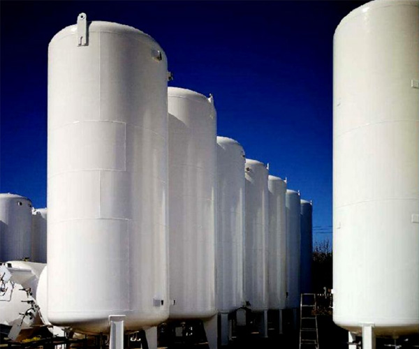 Vertical LNG storage tank