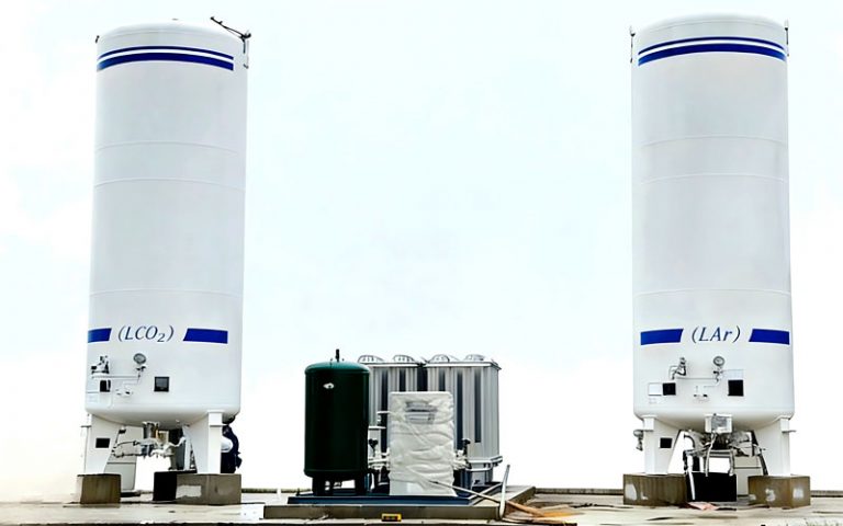 Vertical and horizontal cryogenic storage tanks